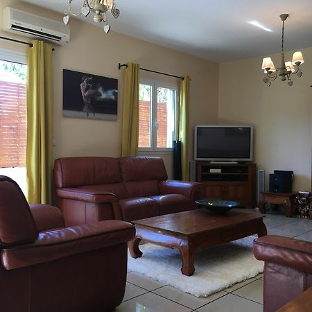 House With 5 Rooms In Etang Sale, With Wonderful Mountain View, Enclos 外观 照片