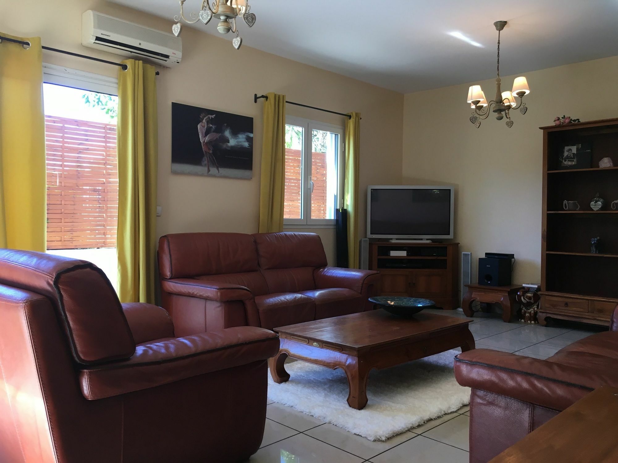 House With 5 Rooms In Etang Sale, With Wonderful Mountain View, Enclos 外观 照片