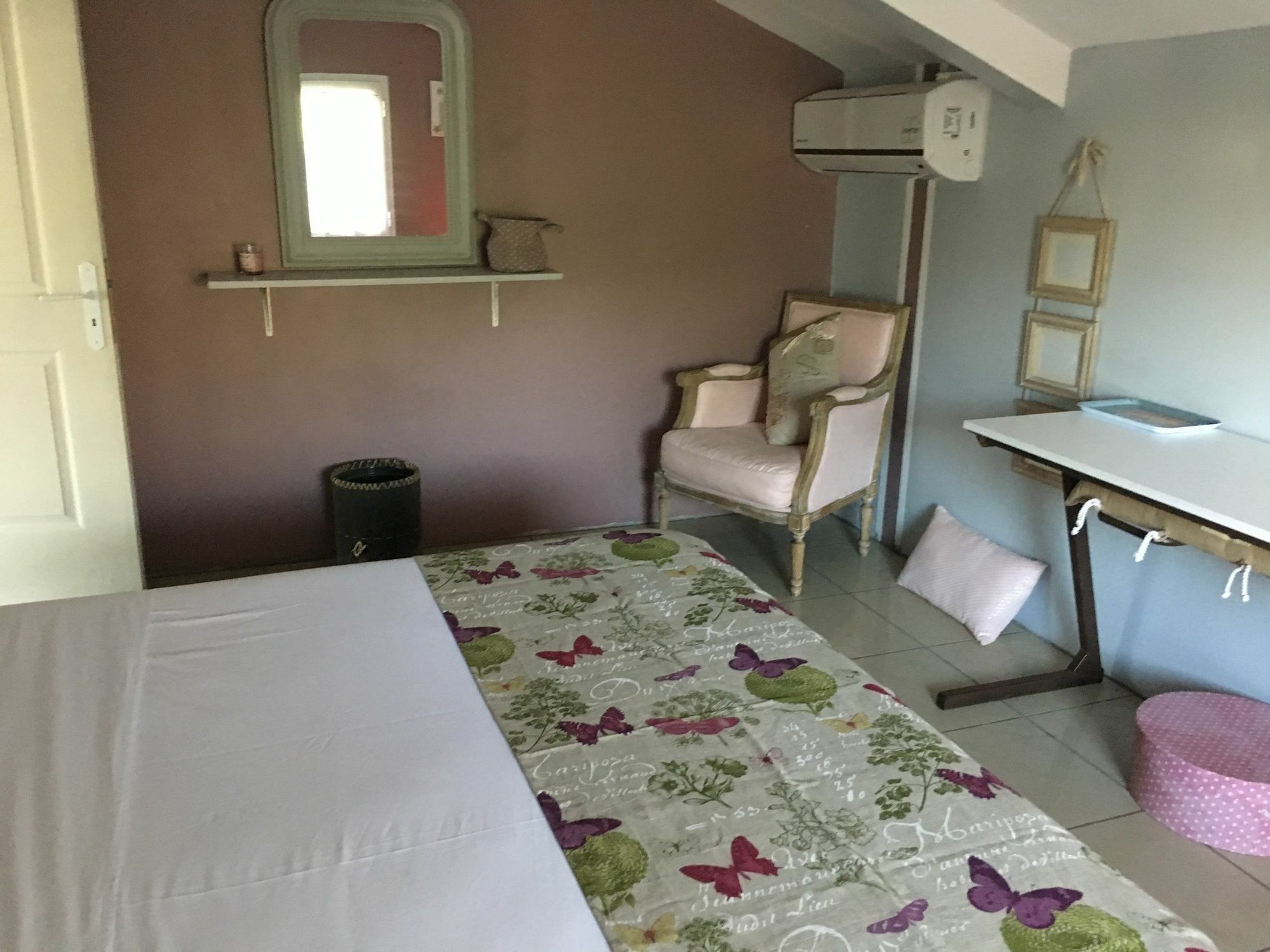 House With 5 Rooms In Etang Sale, With Wonderful Mountain View, Enclos 外观 照片