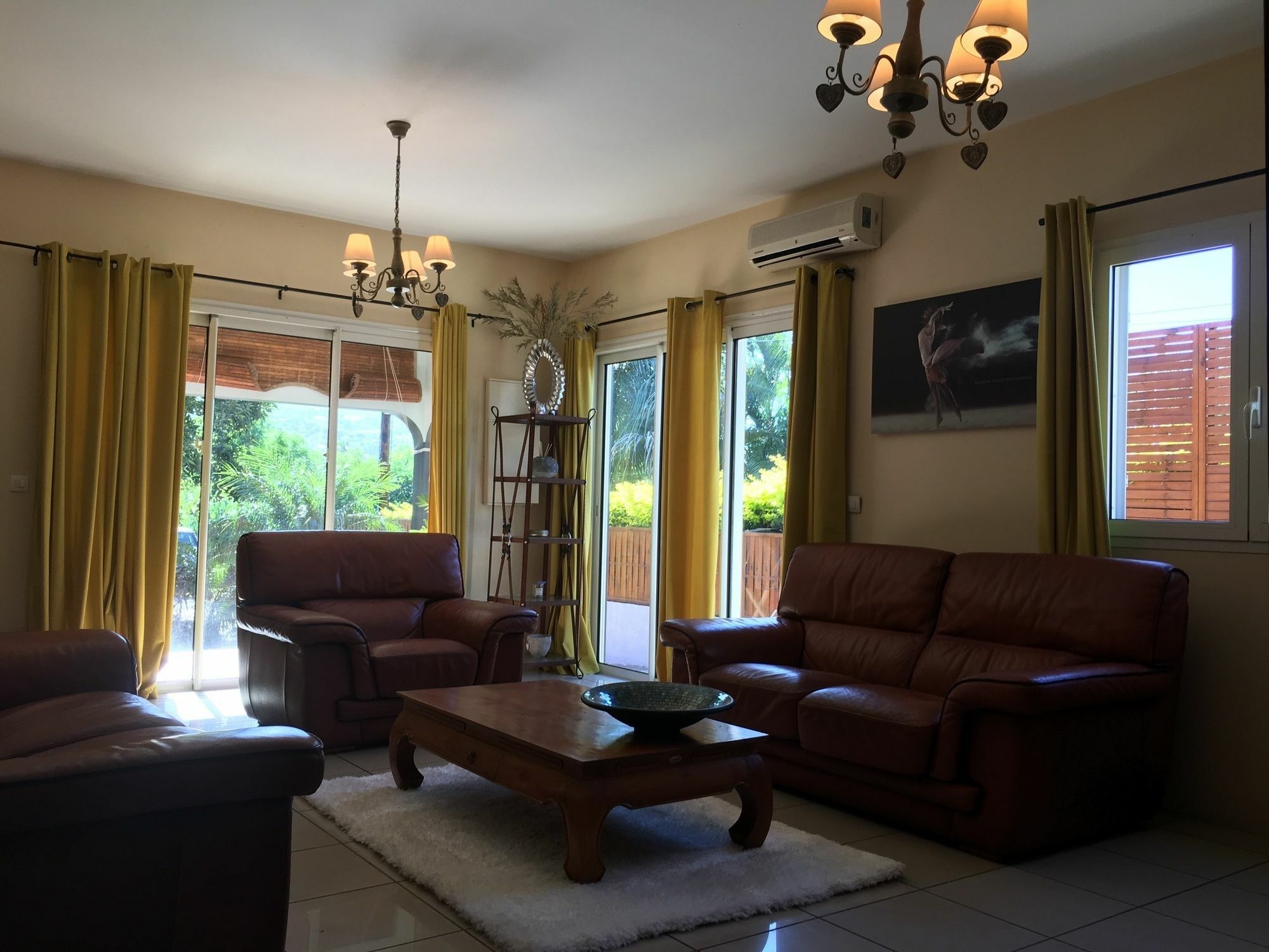 House With 5 Rooms In Etang Sale, With Wonderful Mountain View, Enclos 外观 照片